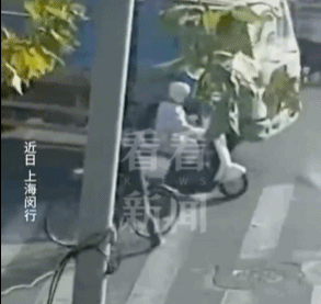 死里逃生!骑行女子被卡车碾过,一个习惯保命