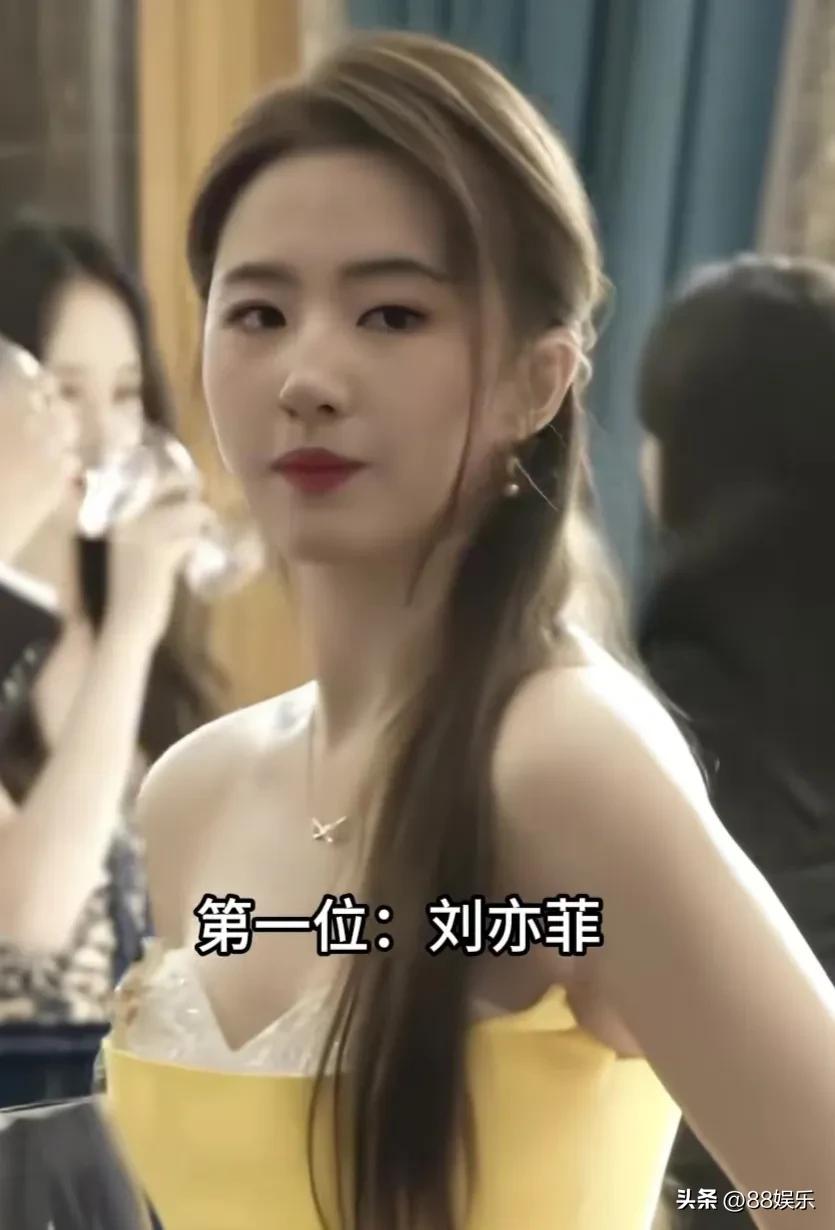 群芳赴宴，各揽风月。
她们是荧幕星光，也是无数人年少憧憬的理想爱人。
眉眼藏温柔