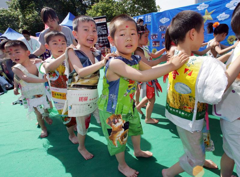 湖南常德的姐妹花凭“塑料袋舞”创下吉尼斯世界纪录啦！她们在30秒内交叉抛5个袋子