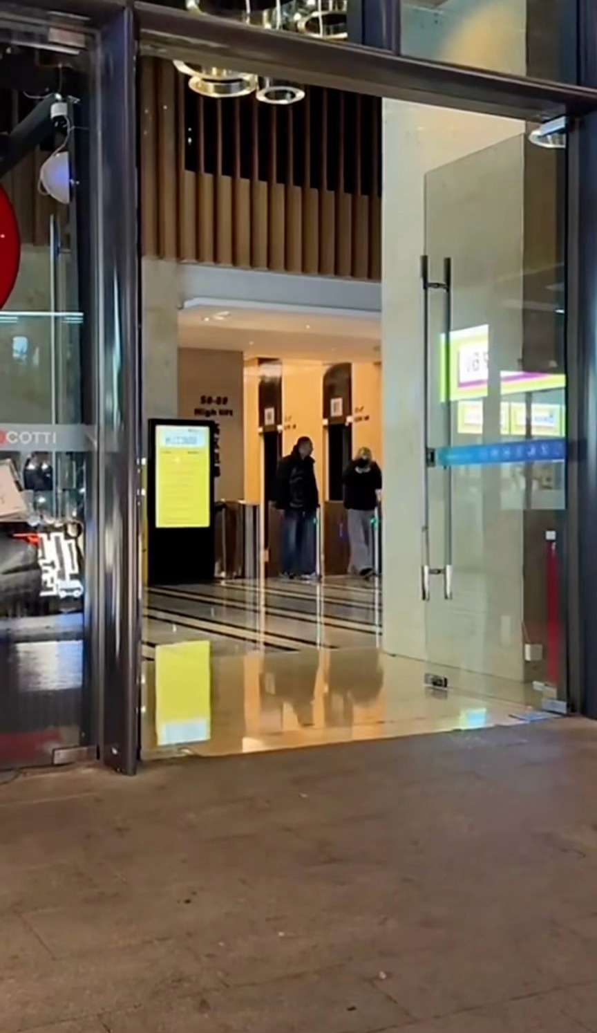 今天过十四岁生日，特意摘掉帽子口罩向粉丝鞠躬的TF四代李煜东李煜东摘掉帽子口罩向