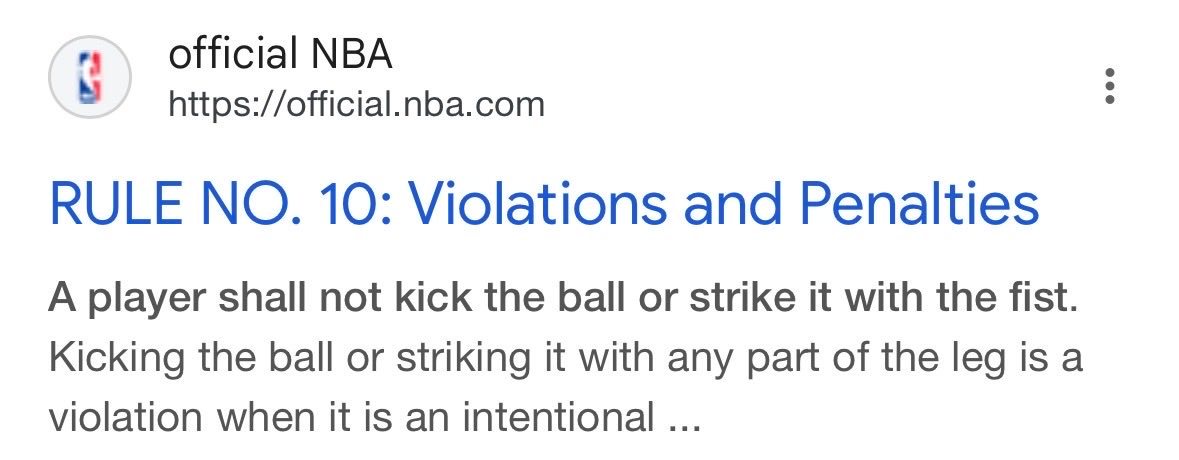 球员不得用脚踢球，也不得以拳击球。当球员故意用脚踢球，或用腿部的任何部位击球时，