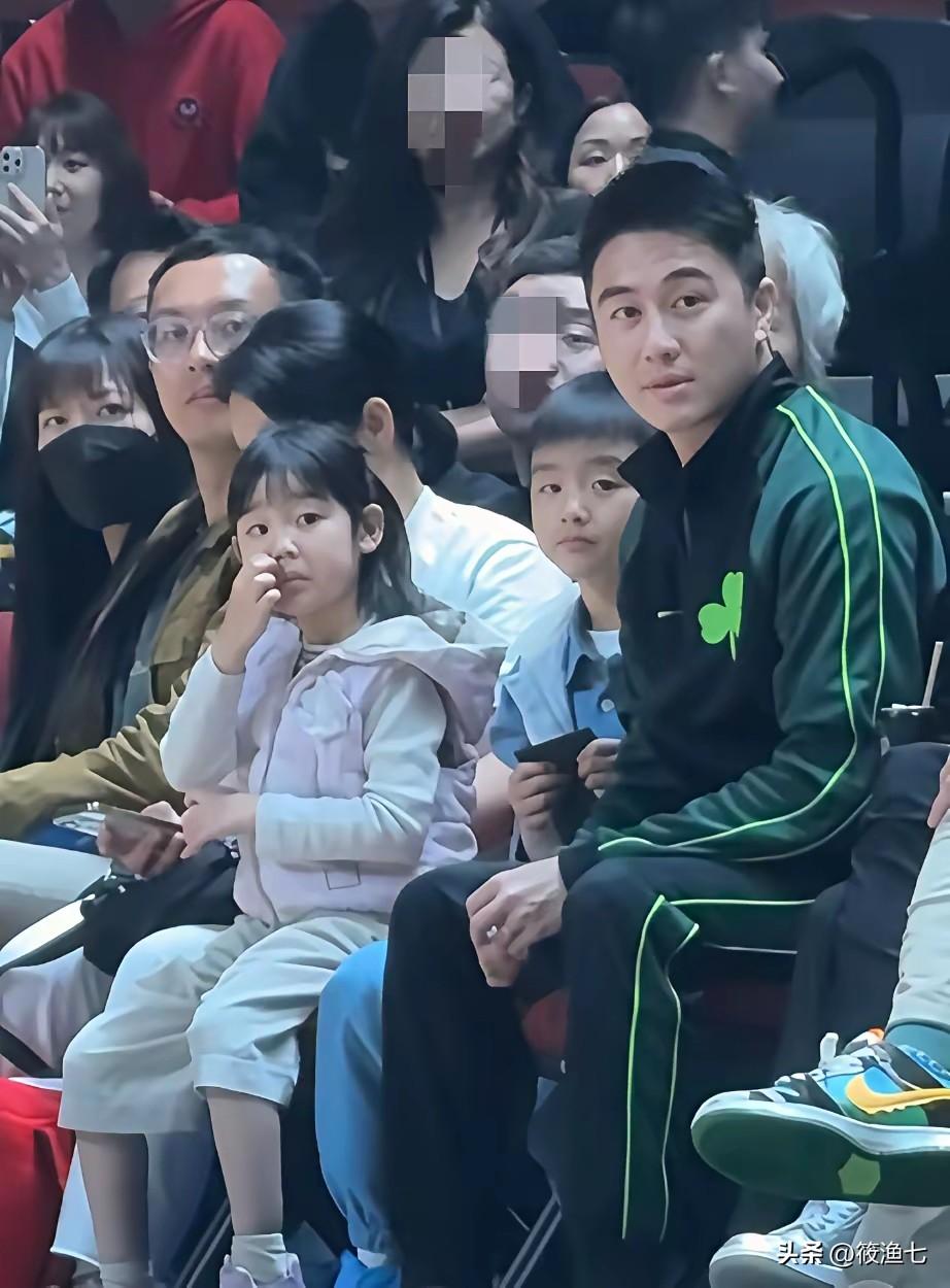 奚梦瑶儿女首次正脸照公开
何猷君和保姆带着一对儿女去看球赛，长得和何猷君一模一样
