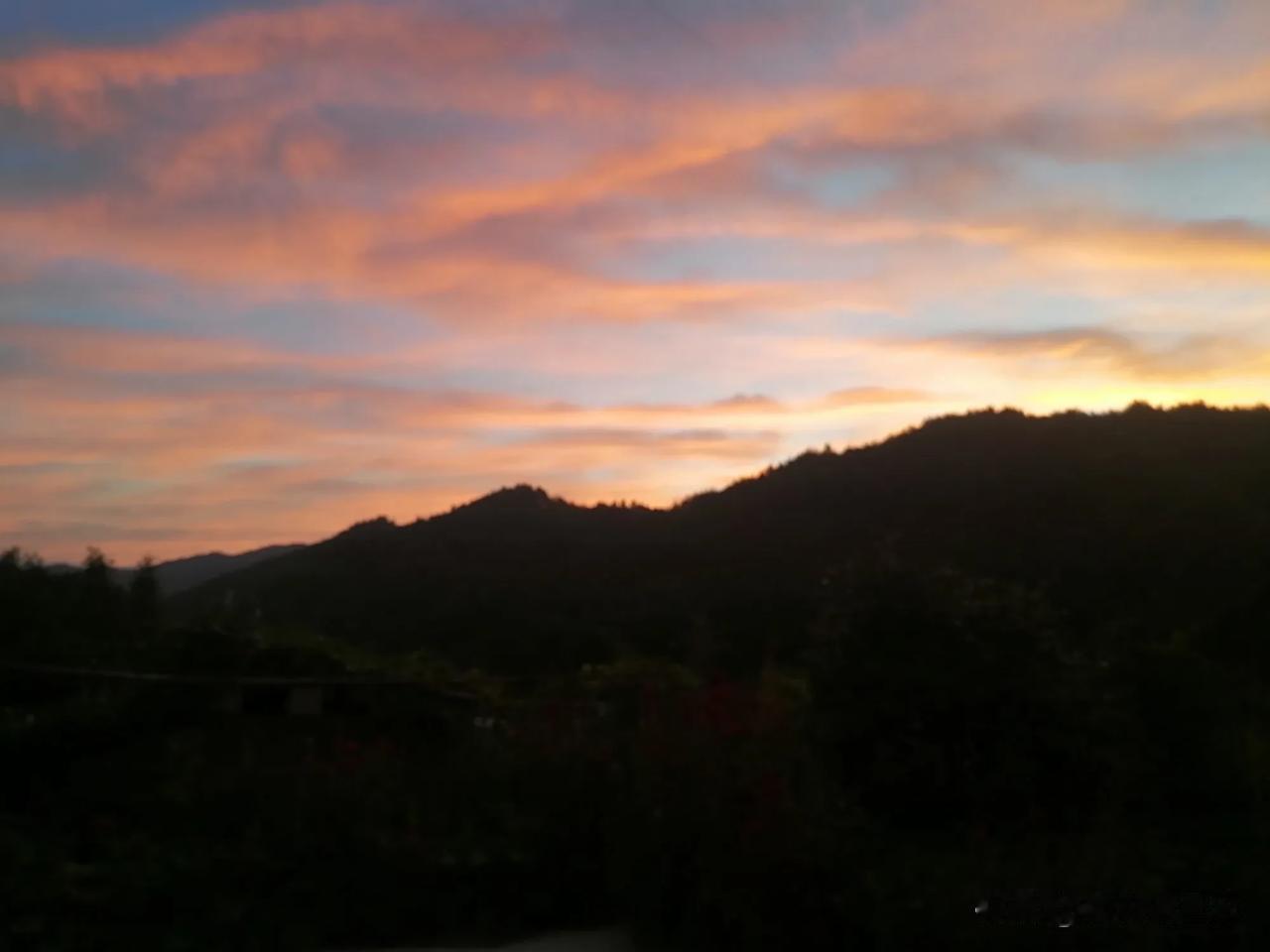 夕阳无限好，只是近黄昏。虽然夕阳好看，太美丽了，但是一瞬间稍纵即逝，芸花一现，太