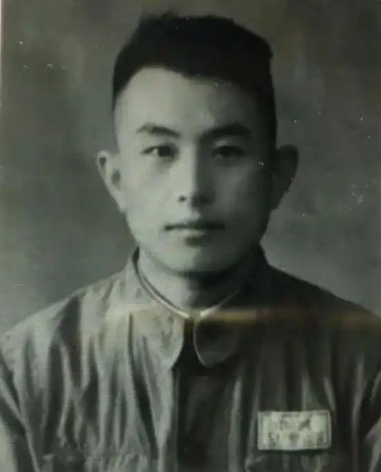 杨凌波，山东青岛胶南人，曾任海军司令部防化部政委等职，是从胶东山村走出来的革命人