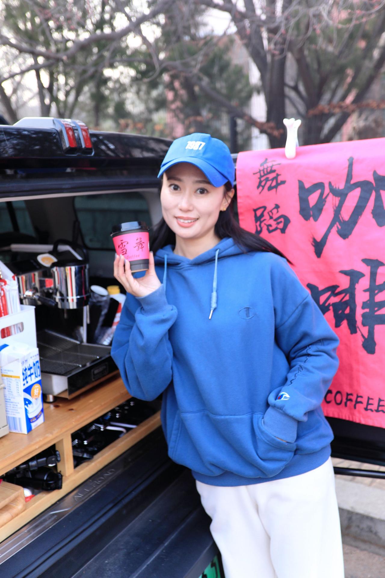 人像摄影约拍跟拍移动咖啡车 后备箱新选择 扫街 香车和舞蹈咖啡美女原创原图直出照