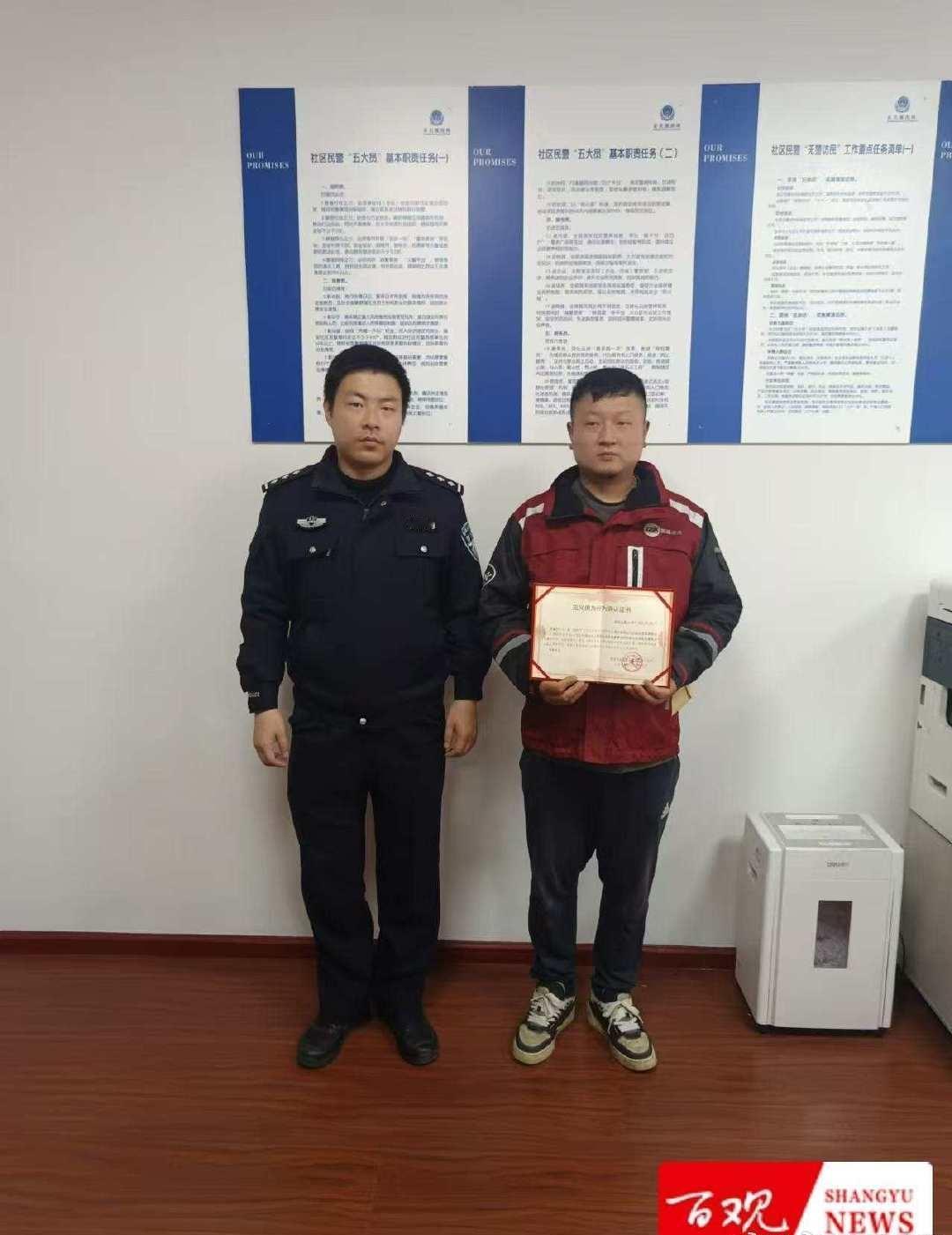 浙江上虞快递员纵身一跃冰河救两童两个孩子获救的背后，是勇士毫不犹豫的担当。这份善