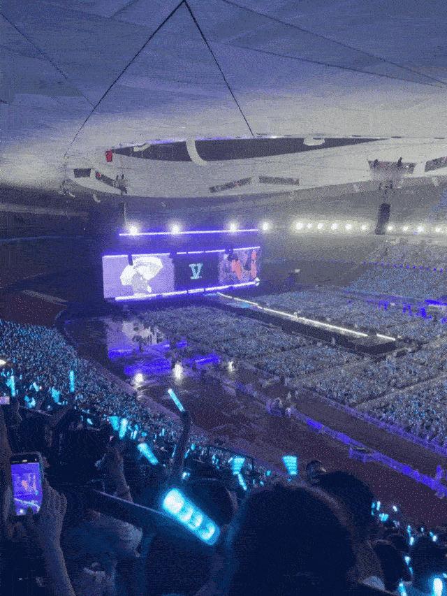 怎么感觉许凯在张杰演唱会的大屏上的颜值，都比他自己出图的颜值要高呀 ​​​