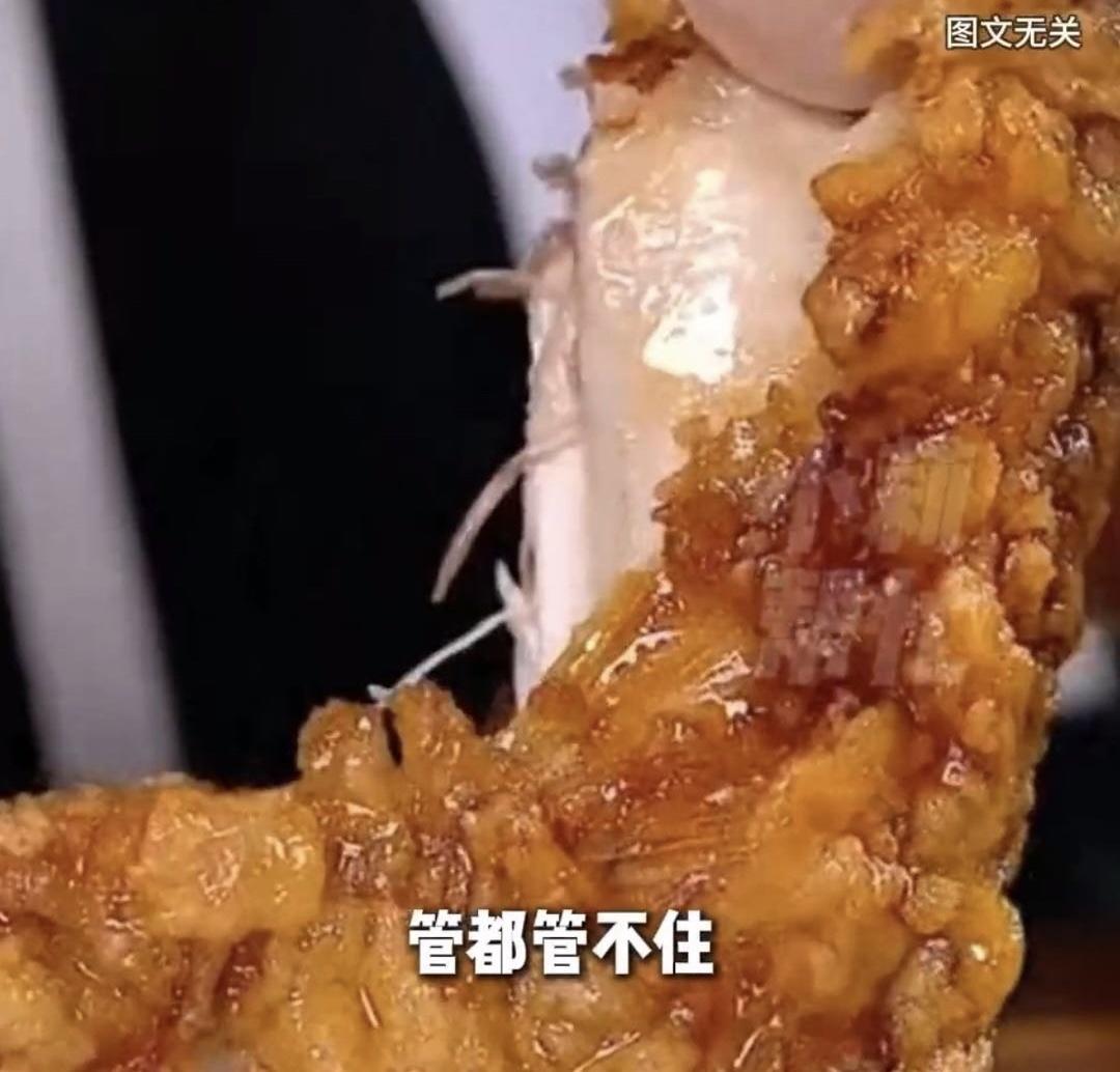 看到这条新闻的时候我正刷着手机，心里咯噔一下。一个14岁的男孩，因为爱喝饮料、爱