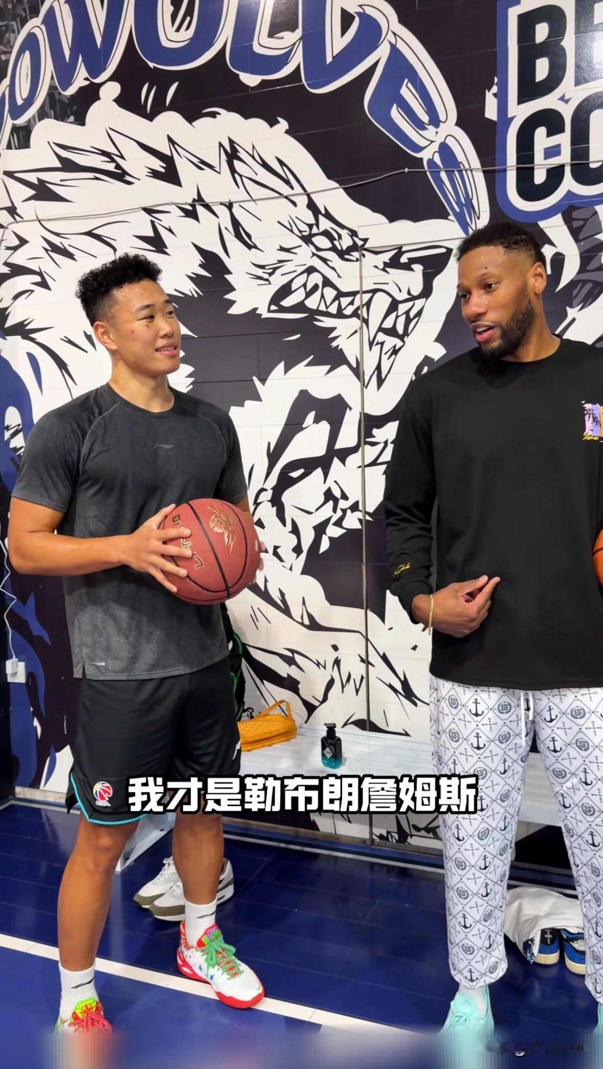 贺希宁个人社媒发布与威姆斯单挑视频！1月10日深圳球员贺希宁在个人抖音发布一条与