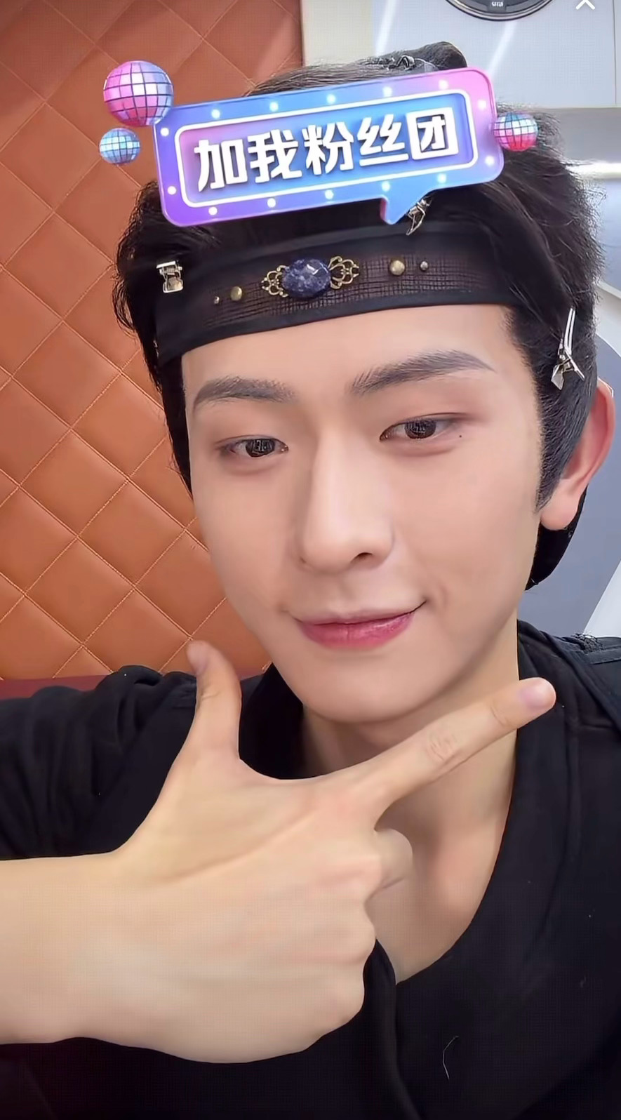 陈添祥  陈添祥惹心 睡够了明显精神都好了今天直播是真活泼这造型也蛮好看的晚安晚