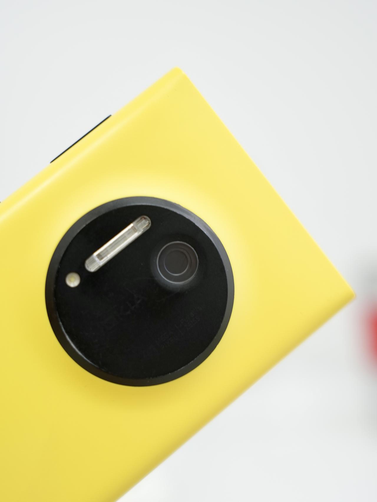 这个奥利奥大镜头应该是最早的。

诺基亚Lumia 1020，蔡司奥利奥大镜头，