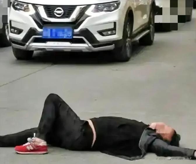 2021年河南洛阳，男子喝多了深夜躺在单元楼门洞道牙处睡觉，其妻子、小区保安先后