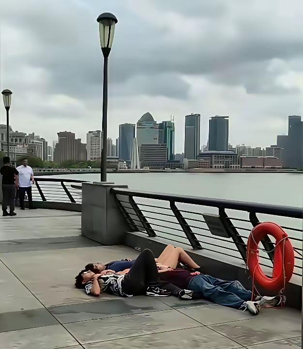 最近上海外滩和公园出现的印度人乱象，实在让人无语。外滩观景台上，他们野餐完垃圾遍