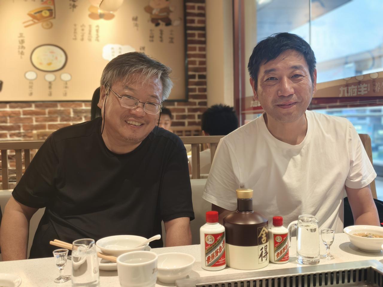 在常州躲酒第一天，与乡邑美食作家徐老师餐聚。丢人的是，我给他带的一两装茅台空了，