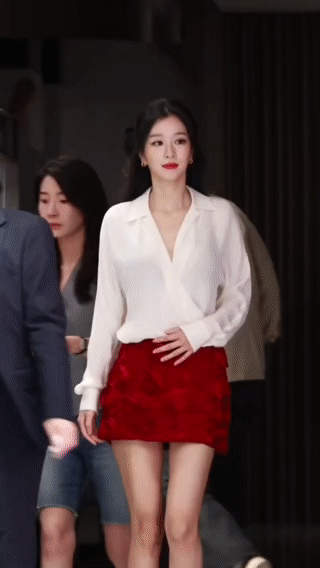 右下角那件红白配衬衫包臀裙 我真的一眼徐睿知 搜了下她还真的穿过这个搭配….🪭