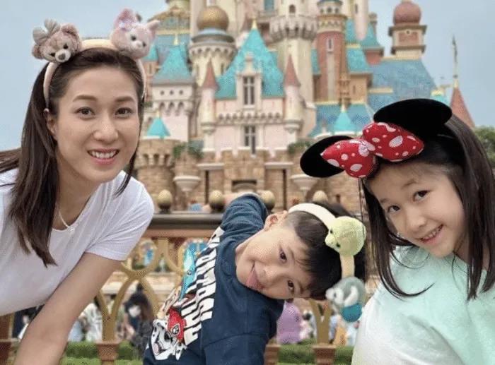 被TVB女神钟嘉欣甜蜜到了吗？
钟嘉欣和3个孩子游玩，满脸的幸福和温馨感！虽然3
