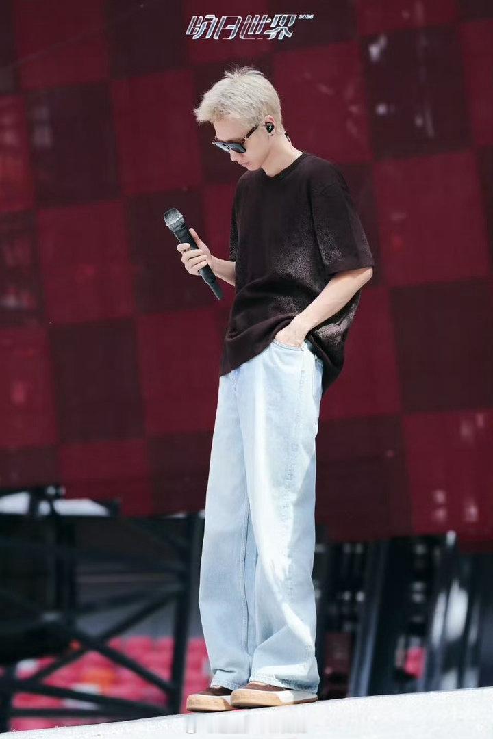 汪苏泷演唱会是初夏的正确打开方式初夏的风温柔，现场的歌声治愈，所有奔赴与热爱都有