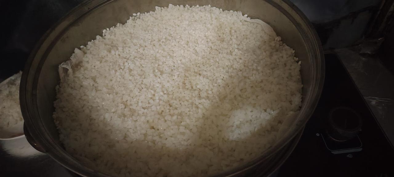 元气蒸米法：两斤泡好的糯米，冷水上锅，铺平不插孔，电磁炉开大火，开盖蒸七分钟，再