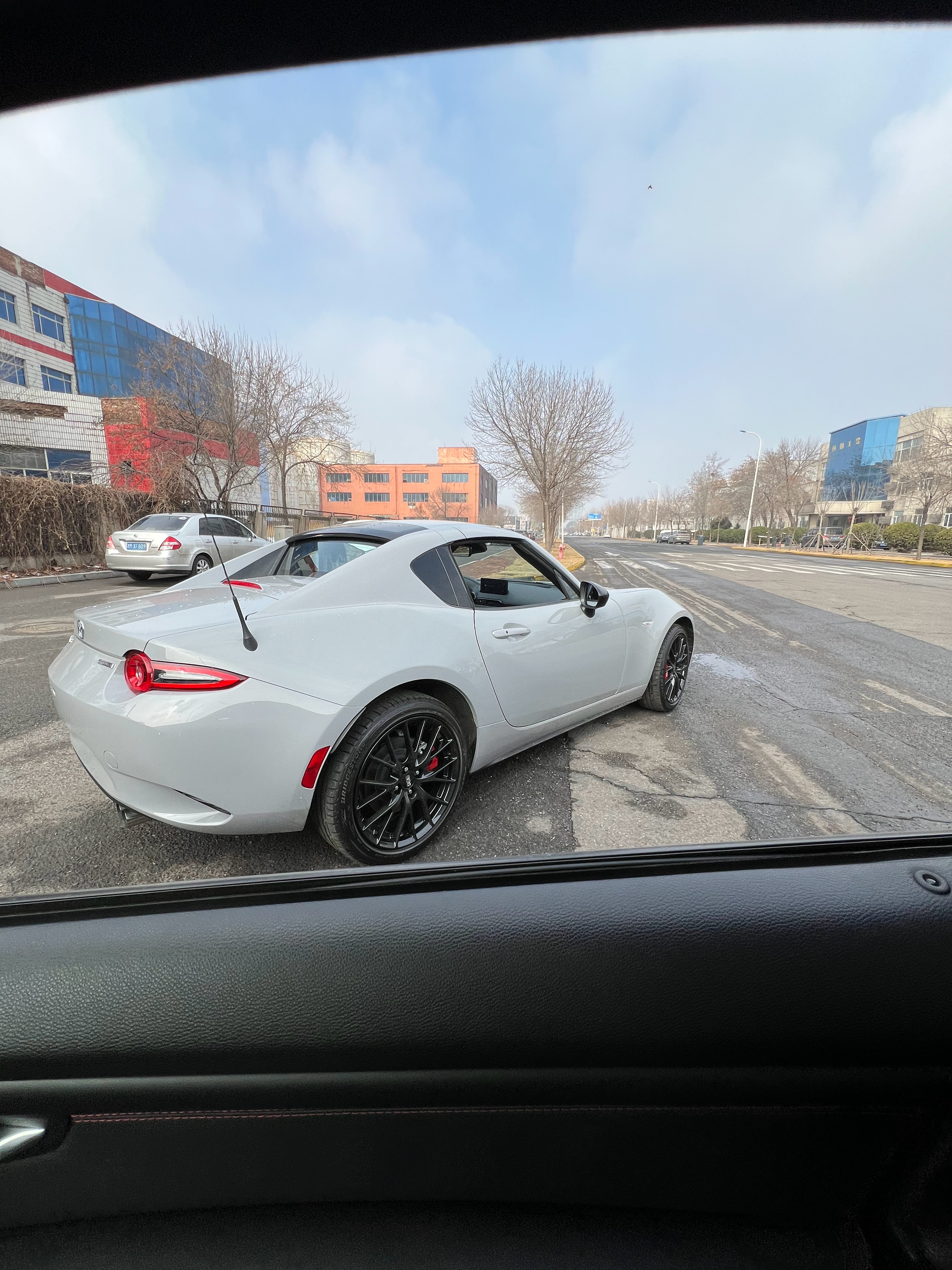 东瀛小targa这硬顶还是挺带劲的但是我买我肯定选软顶哪怕 夏天热 冬天冷 我也