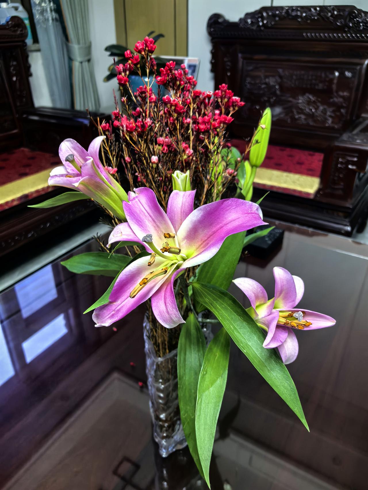 2月12号收到了网购的百合花和腊梅，首先花瓶里放适当的水，把花束放里面2-3个钟