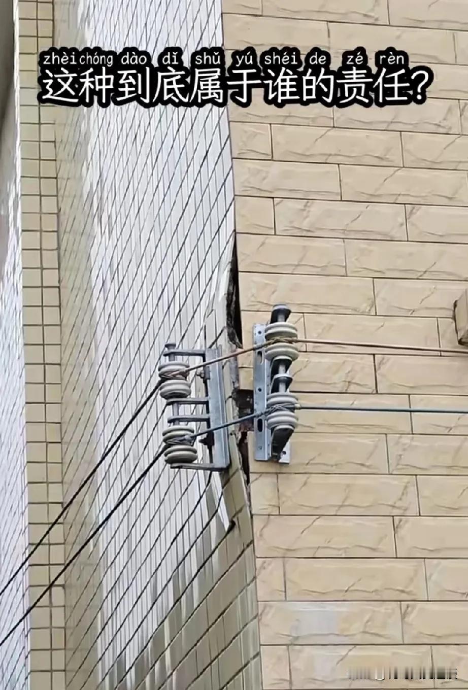 邻居家新房子给搞成这个样子把他气的直跺脚。邻居家去年刚盖的别墅，非常漂亮，外墙全