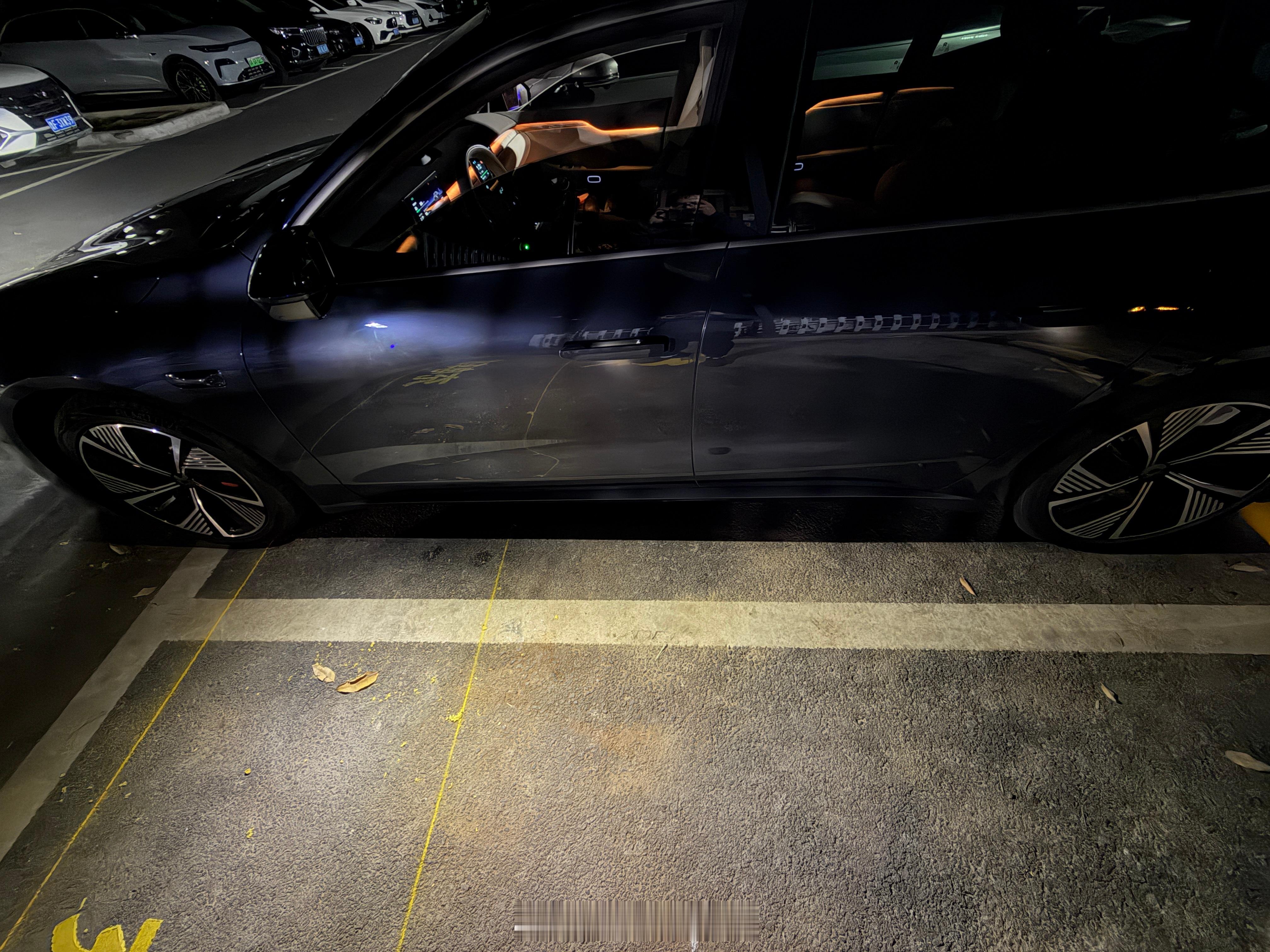 蔚来好像只有在7或者8的系列这个后视镜照明才巨大巨亮真的舒服啊 