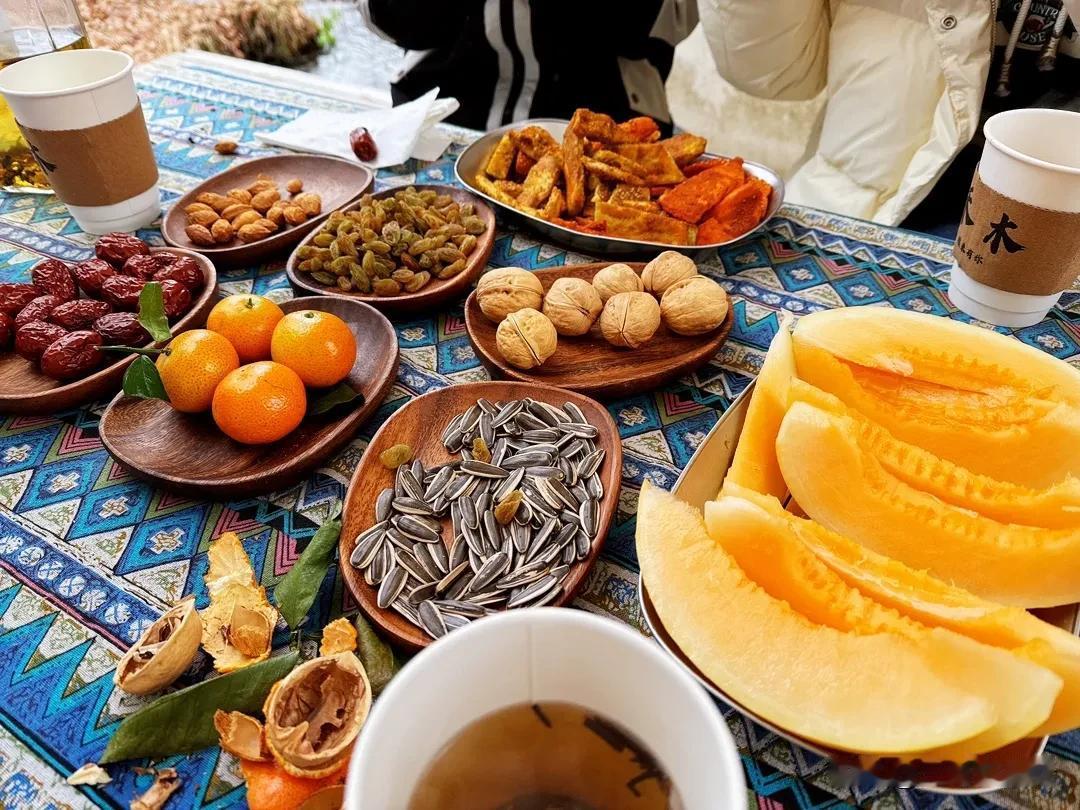我的阿勒泰小彩蛋～    
禾木围炉煮茶           
📍走进初冬#三