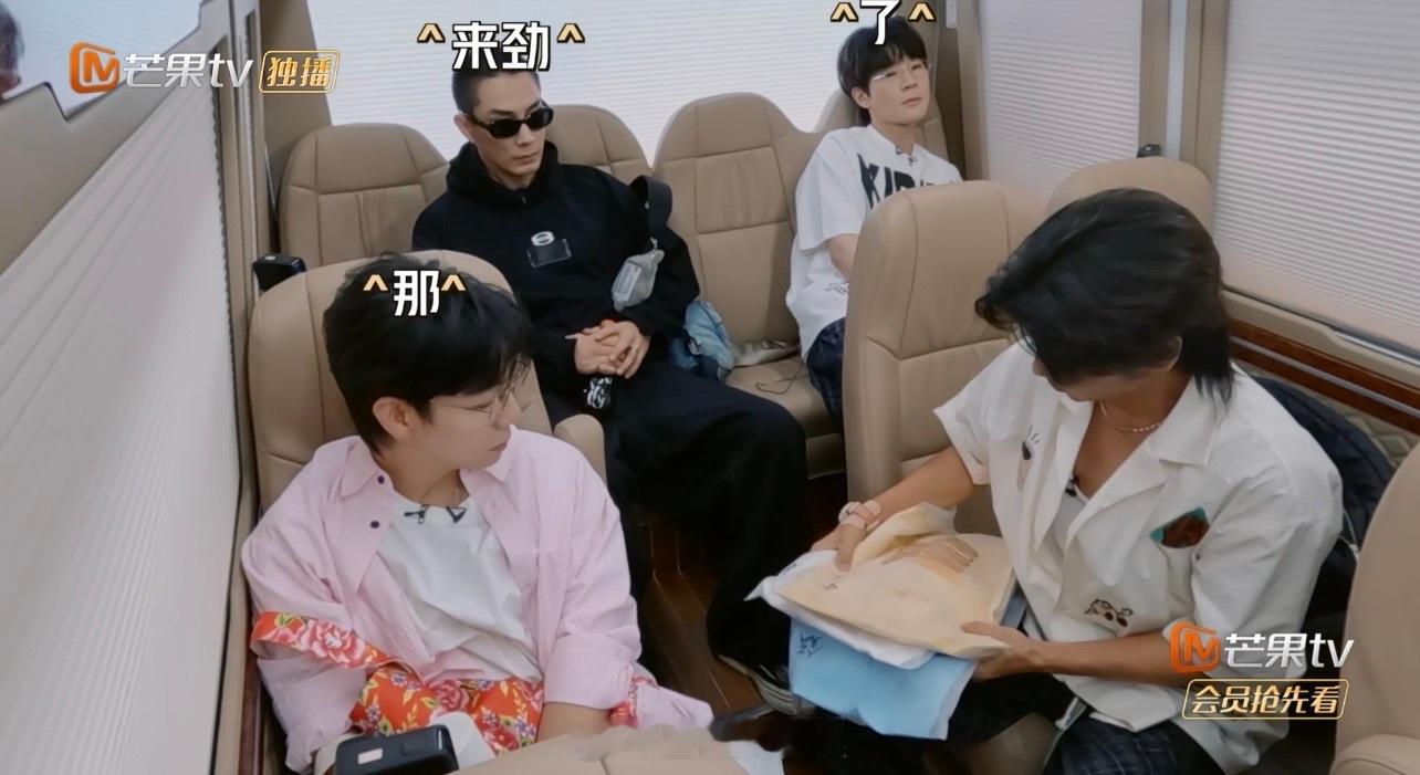 张晋李承铉胡夏早安爆改古风小生 给X-Brothers的兄弟们准备了功夫唐装当团