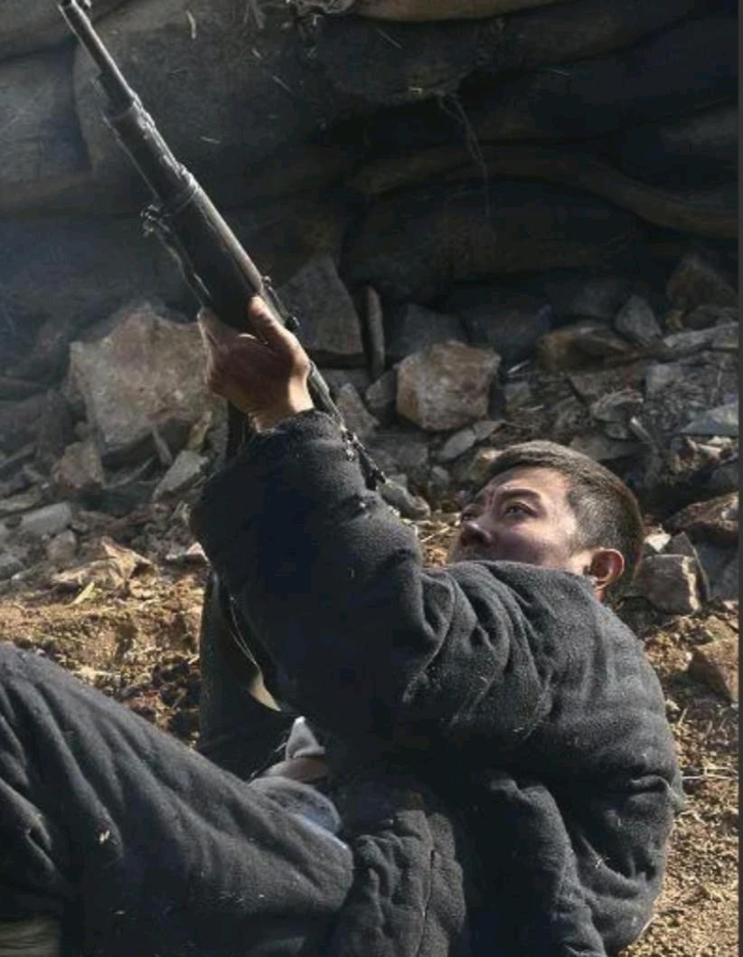 1943年，日军空袭时，18岁战士仰面躲在草丛里，看飞行员探头出来，当敌机距离不