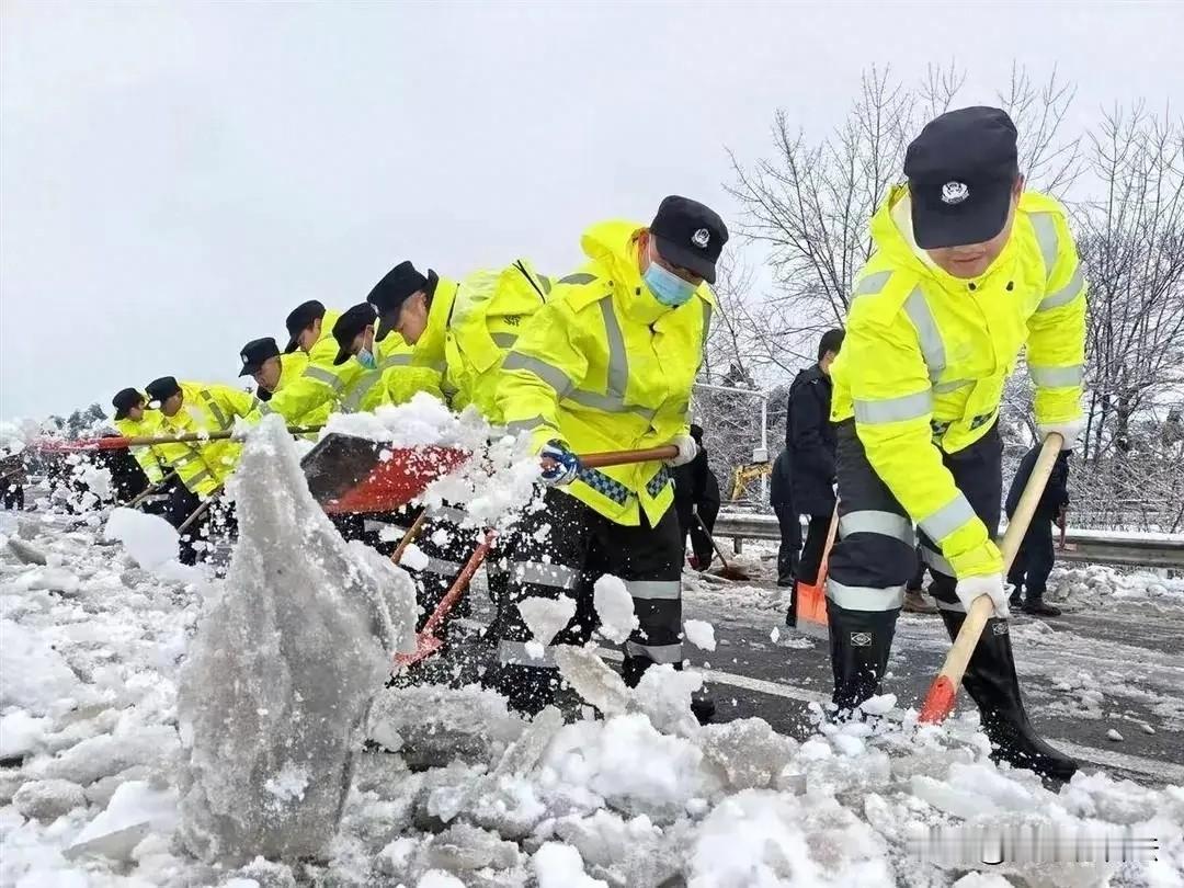 #湖北交投高管除雪期间脱岗休假# 这个老总，显然是低估了此次大雪和冻雨的影响力，