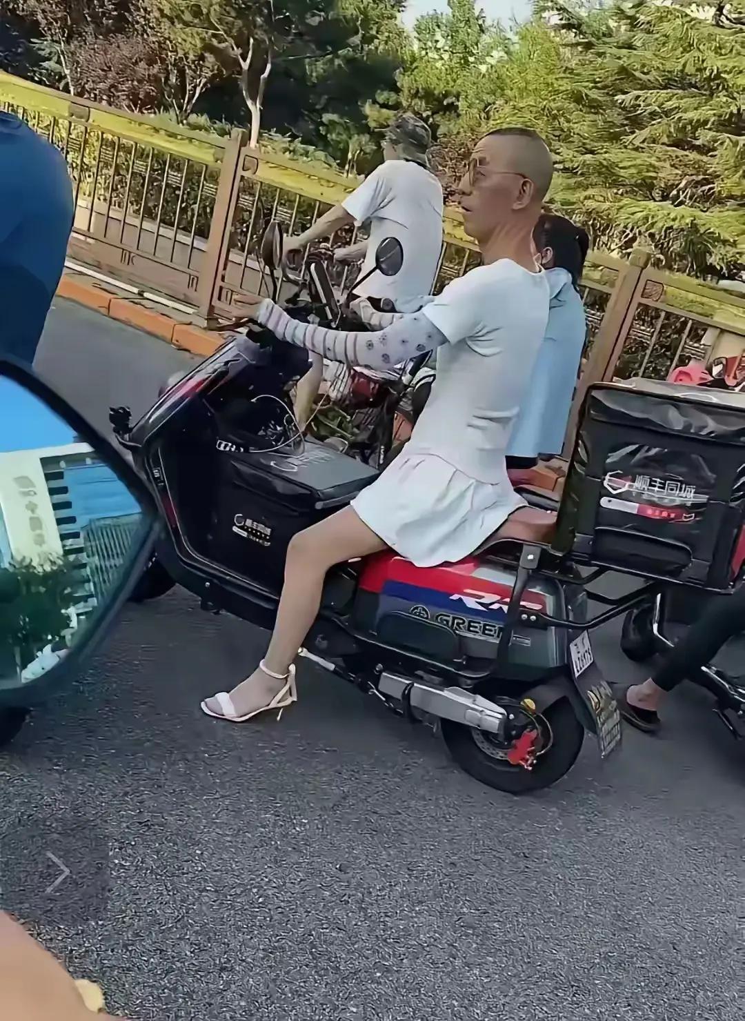 呵：精致啊？
什么啊？杨柳细腰紧身衣套裙，足蹬洁白高跟凉鞋，腿虽然不白但够麻杆状