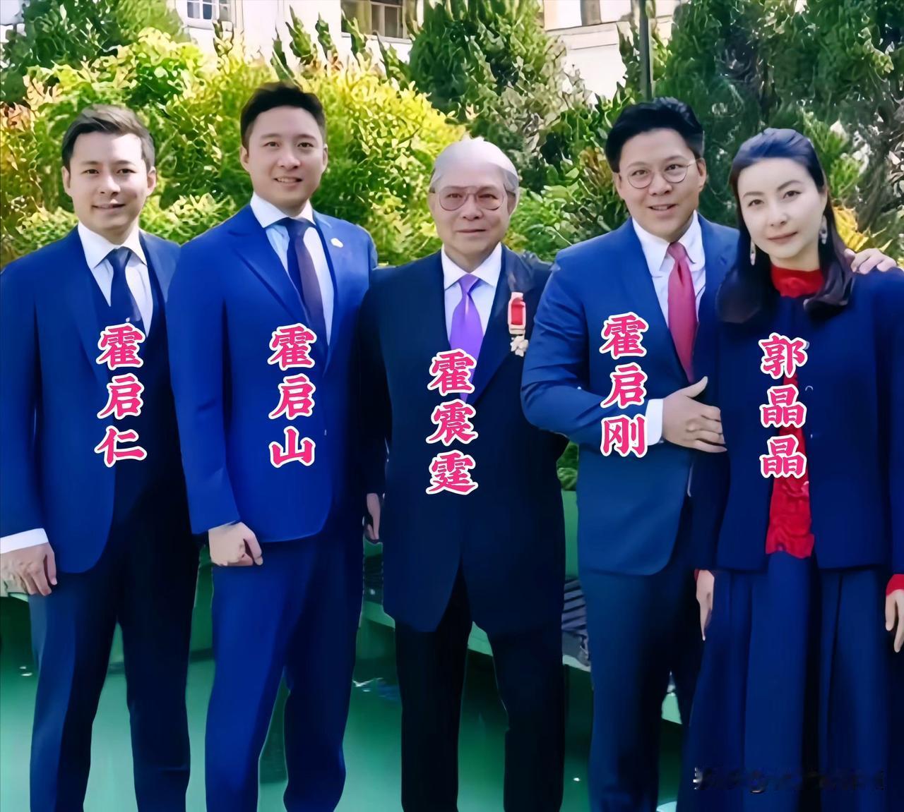 真正体面的豪门全家福，全家低调温和，郭晶晶气质绝了。
郭晶晶站在一旁，穿搭简约却