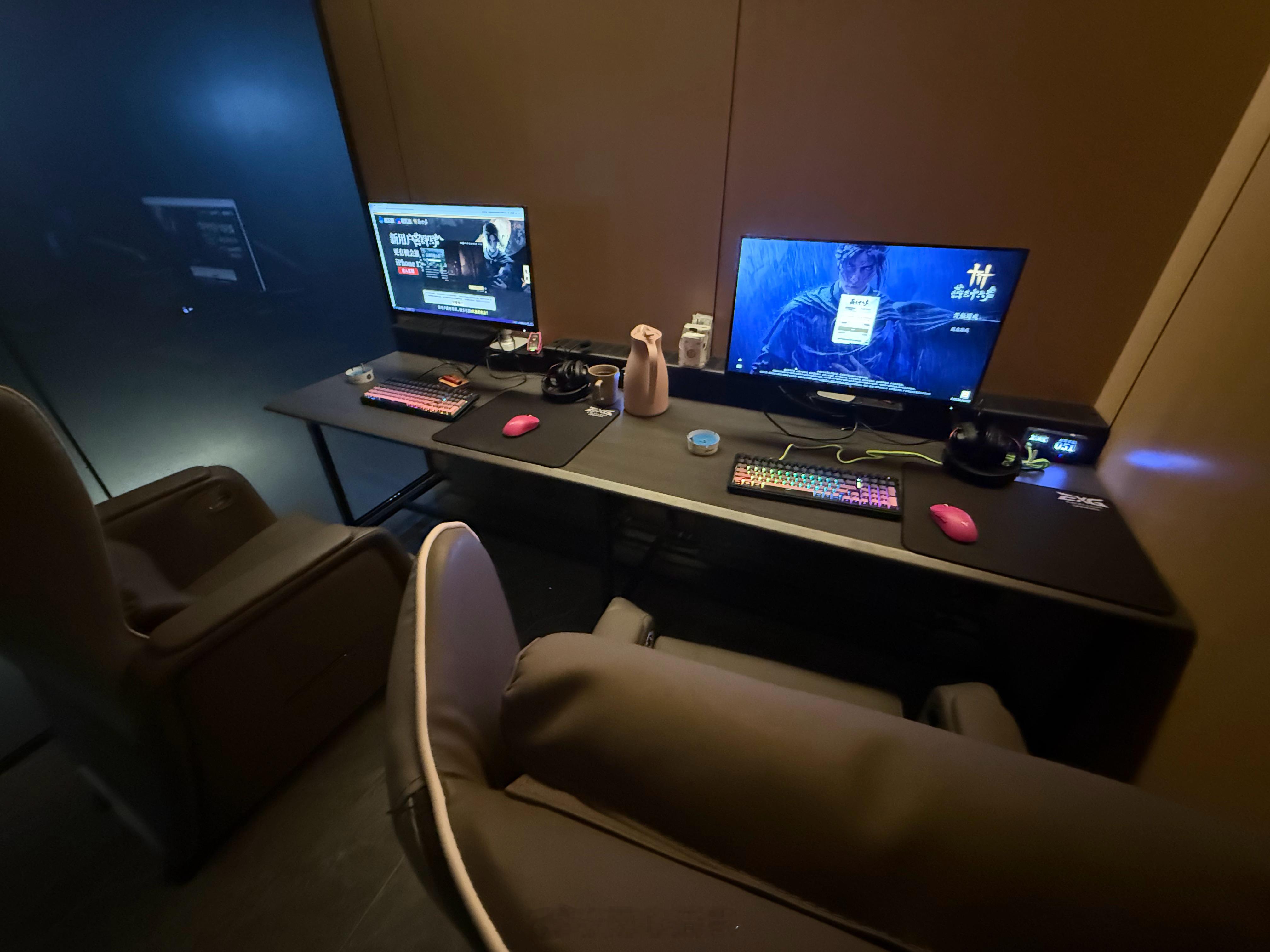 今天被哥们儿硬拉来网咖玩游戏，我起码快 20 年没来这种地方了，问了下价格，都 