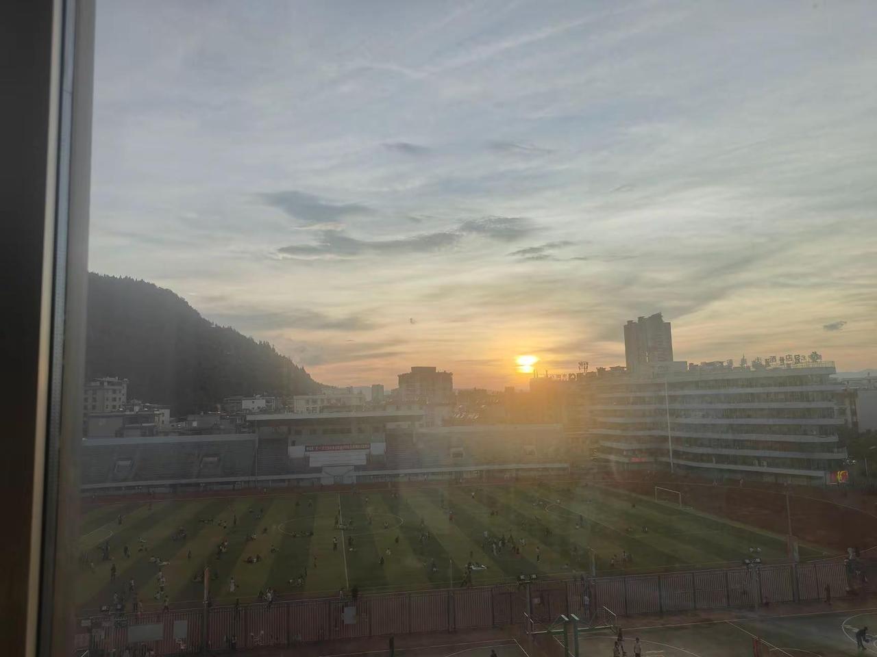 空空落落又满满当当，昏昏沉沉又明明白白