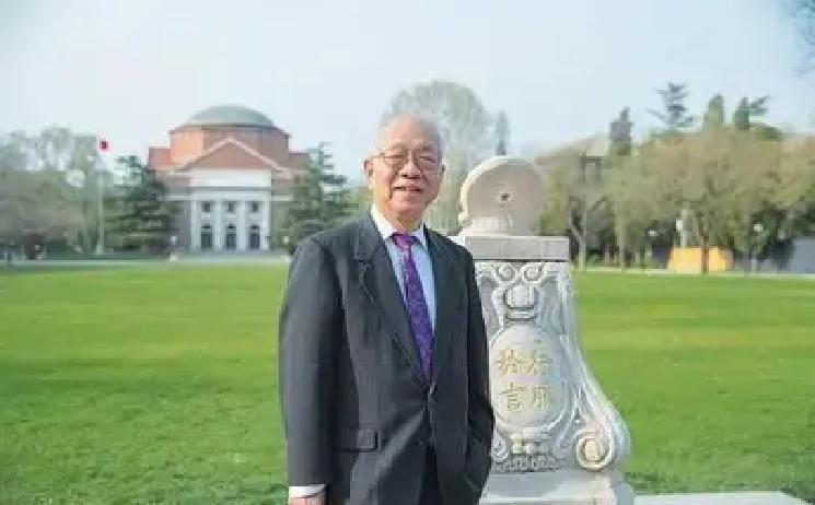 最近，听到一个让人震惊的故事，华人天才丘成桐在清华任教多年，从未拿过一分钱薪水。