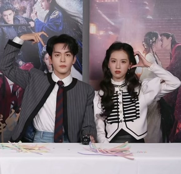 曾舜晞猴王比心曾舜晞谁教你这么比心的 笑到跺脚！曾舜晞的猴王比心名场面来了🙉 