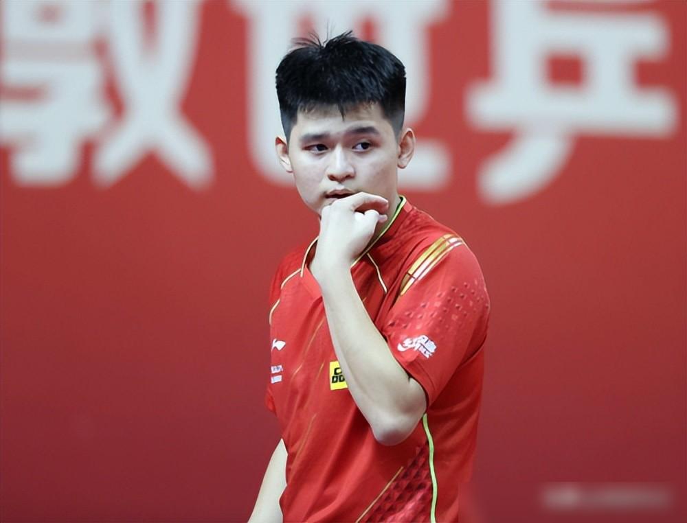 封闭集训搞了个寂寞？林诗栋发球被瑞典队算死，接球人都找不着北。
打瑞典那个拉内