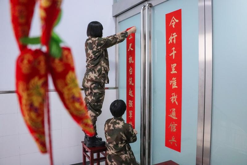 金蛇隐去瑞烟消，骏马嘶风上九霄。
踏碎寒云开晓色，驰穿晴霭破春潮。
元辰旭彩铺芳