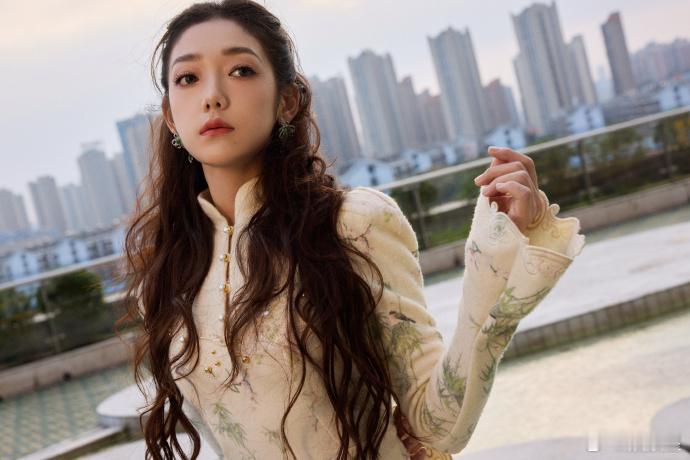 希林娜依高   时尚与传统的完美融合，中国风连衣裙展现出女性的优雅与自信。  ​