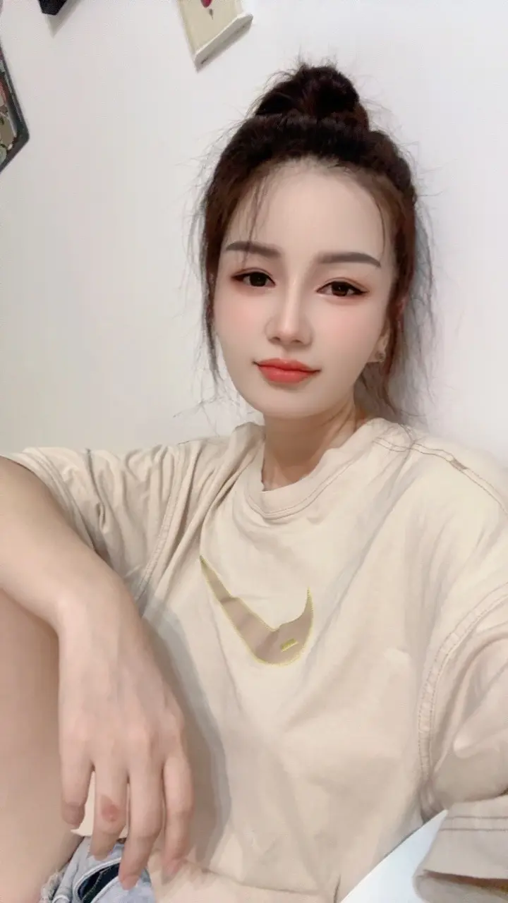 挺喜欢现在的自己，能忍住一肚子的情绪，还装作没事的样子，虽然夜里偶尔会...