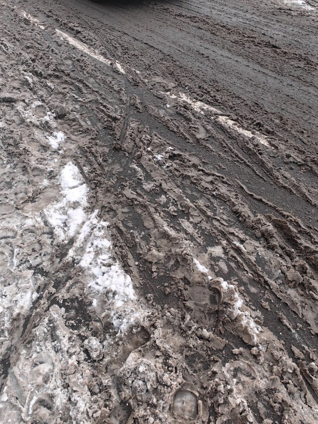 今年下雪为啥不撒融雪剂了下完雪后都是脏雪，就很讨厌 