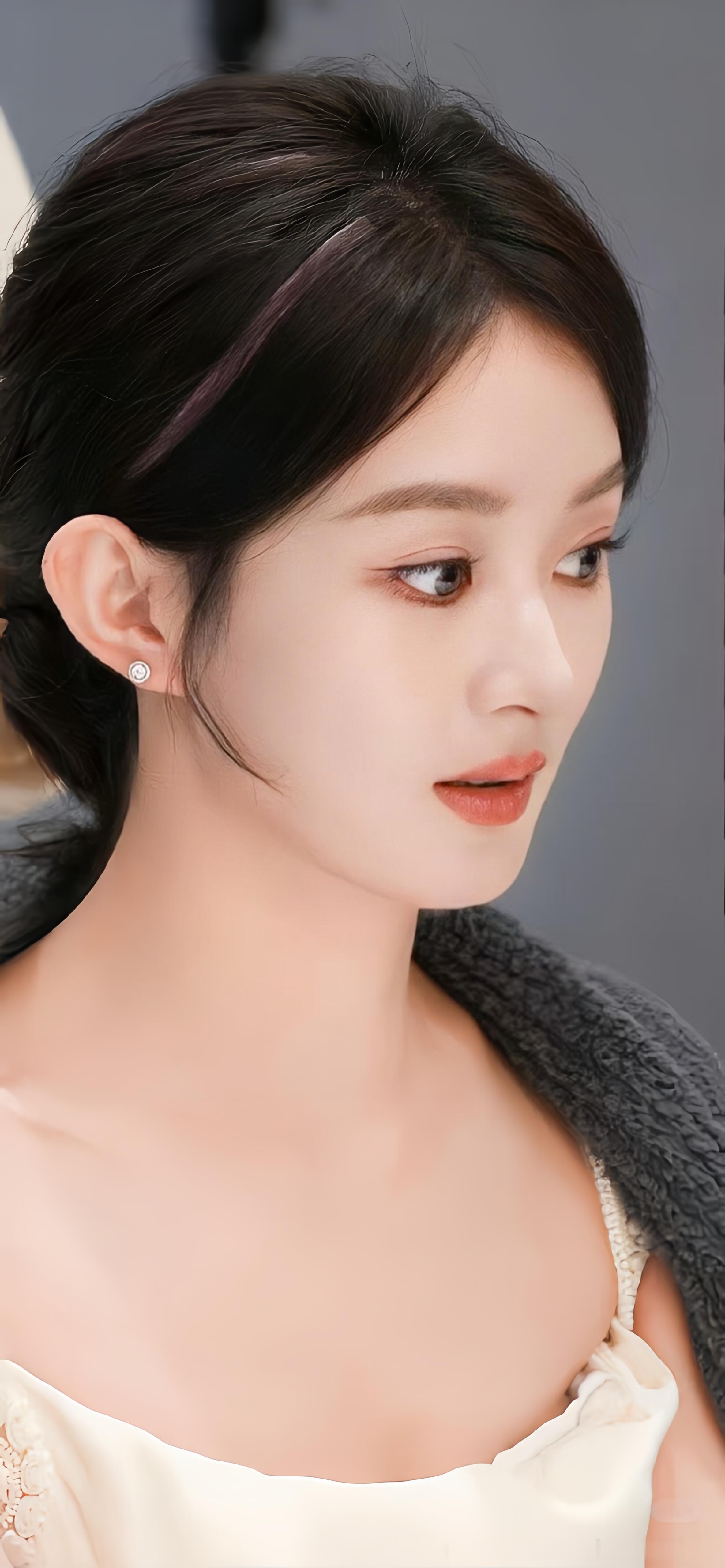 《小城大事》导演孙皓表示赵丽颖“太像李秋萍了”“她身上有李秋萍骨子里的东西”，好