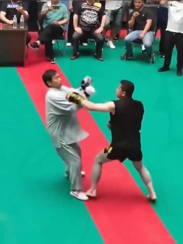 马保国掌门大师成名战斗接化发，年轻人不讲武德耗子尾汁好好反思。
喜欢就点个关注吧