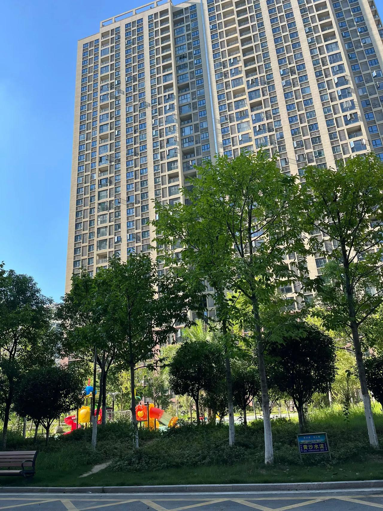 小姑子花70万在武汉周边买了一套二手房，她说现在买房真划算，她劝我也赶紧下手买一