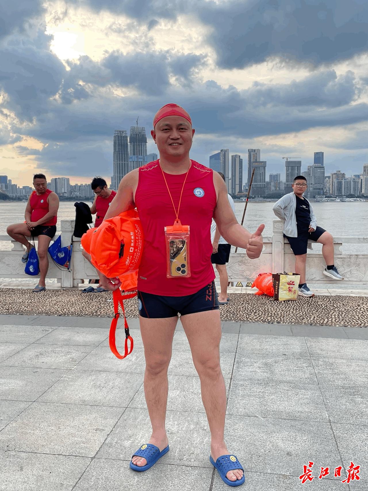 今年来自江苏盐城的 44 岁男子陈达，成了全网热议的励志人物，他为拿到渡江入场资