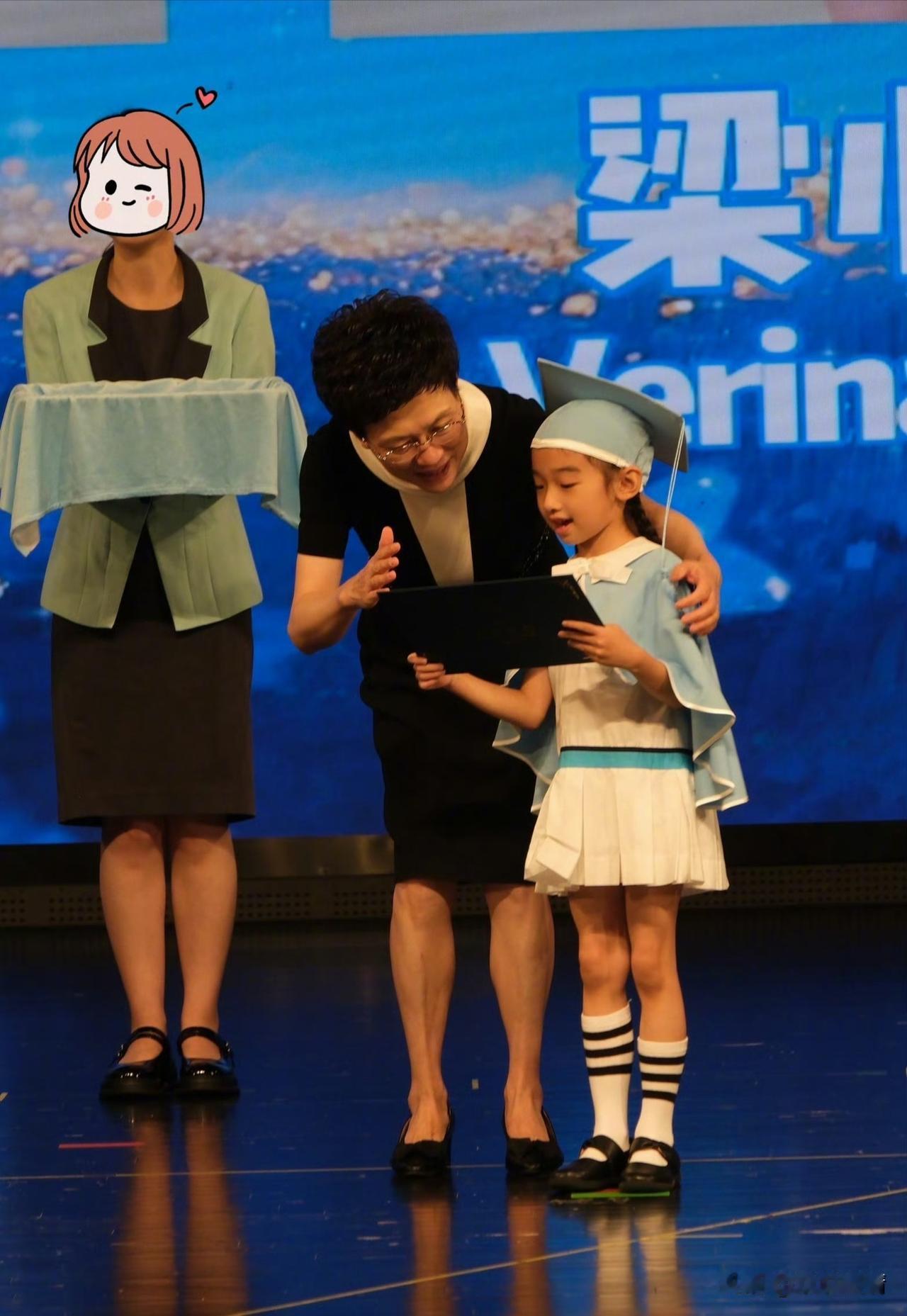 何雯娜女儿幼儿园毕业！
6月30日，何雯娜晒出女儿超可爱的幼儿园毕业照。照片中可