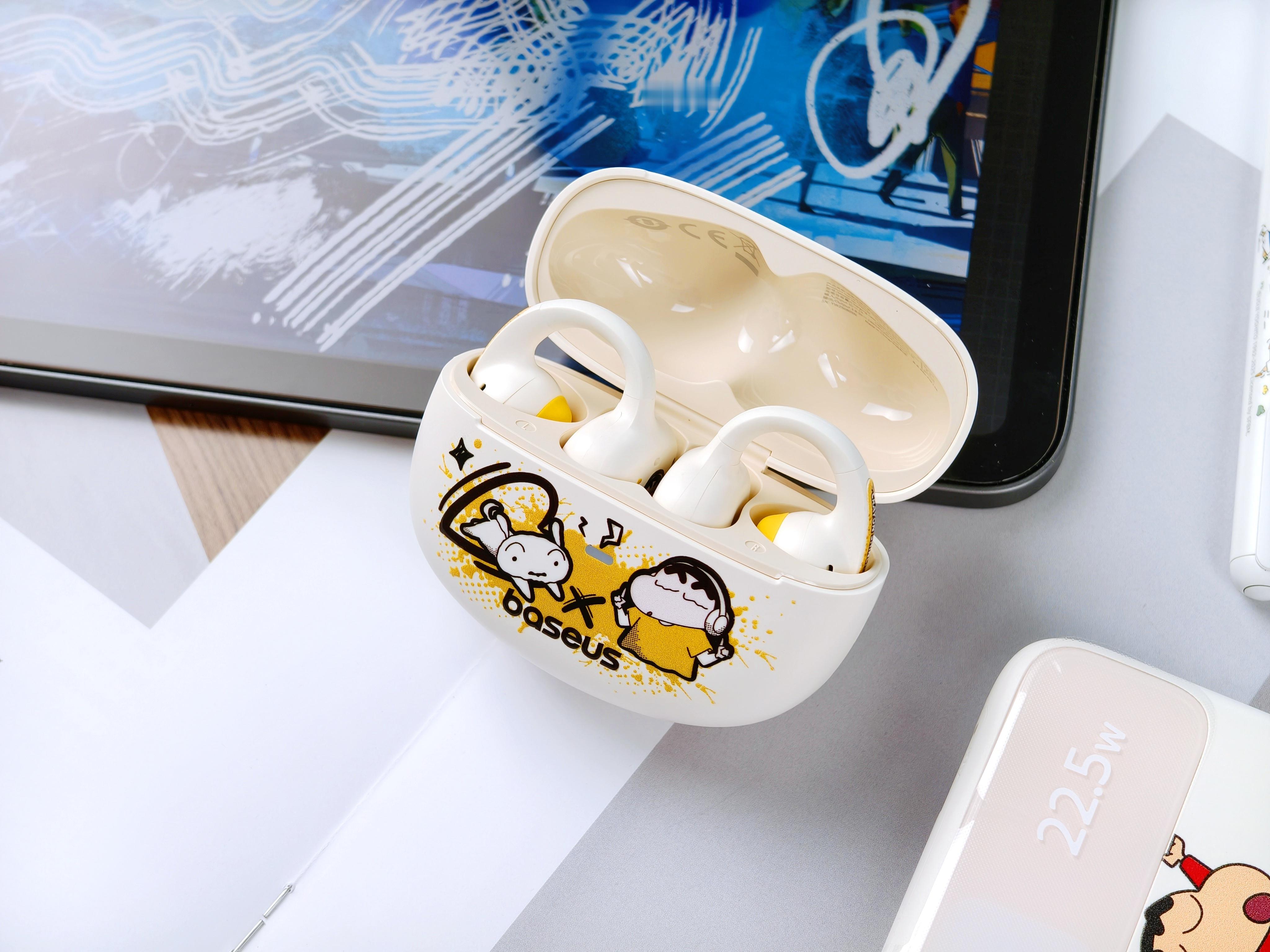 这么可爱的蜡笔小新联名套装，谁顶得住啊！先说这个耳夹耳机，我之前就用过，戴着超轻