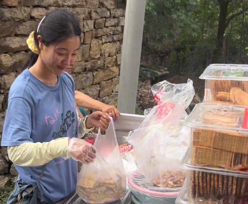全村老人都在等她出摊“有空再来”不在是一句空话，给留守老人带去了外面的风景，让这