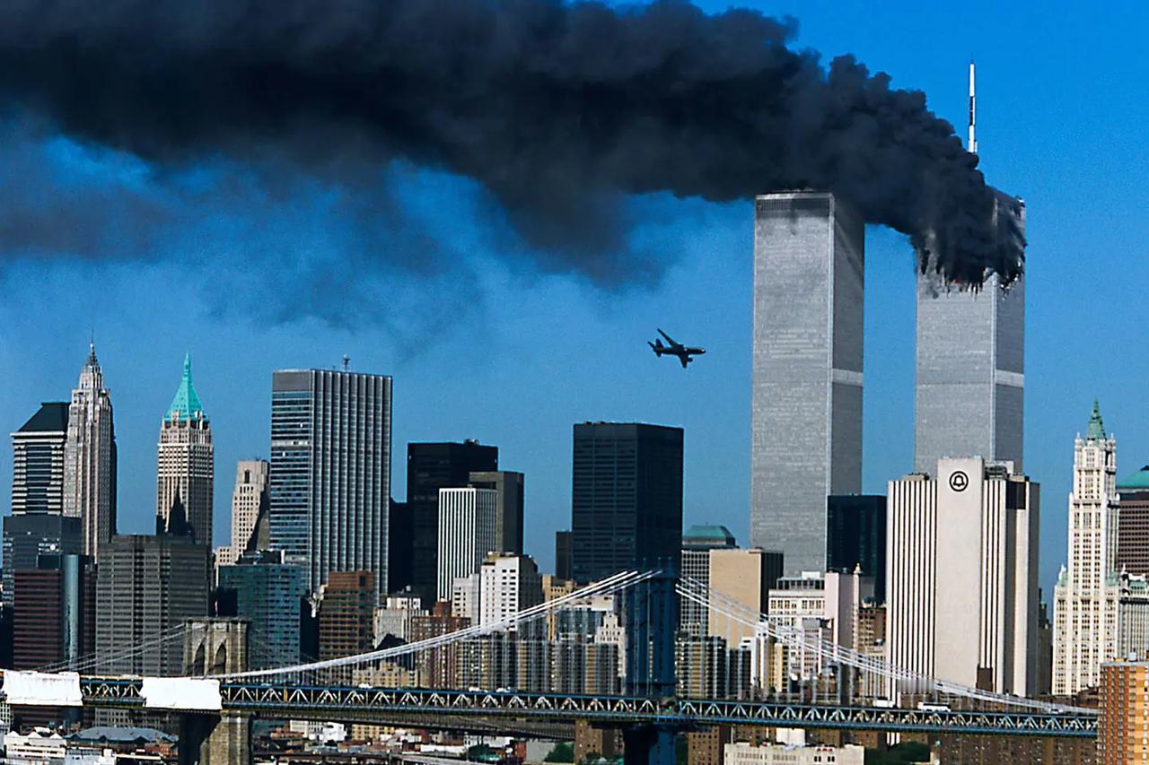 2001年“9·11”死了3000人，2003年抓了主谋。到了2026年的今天，