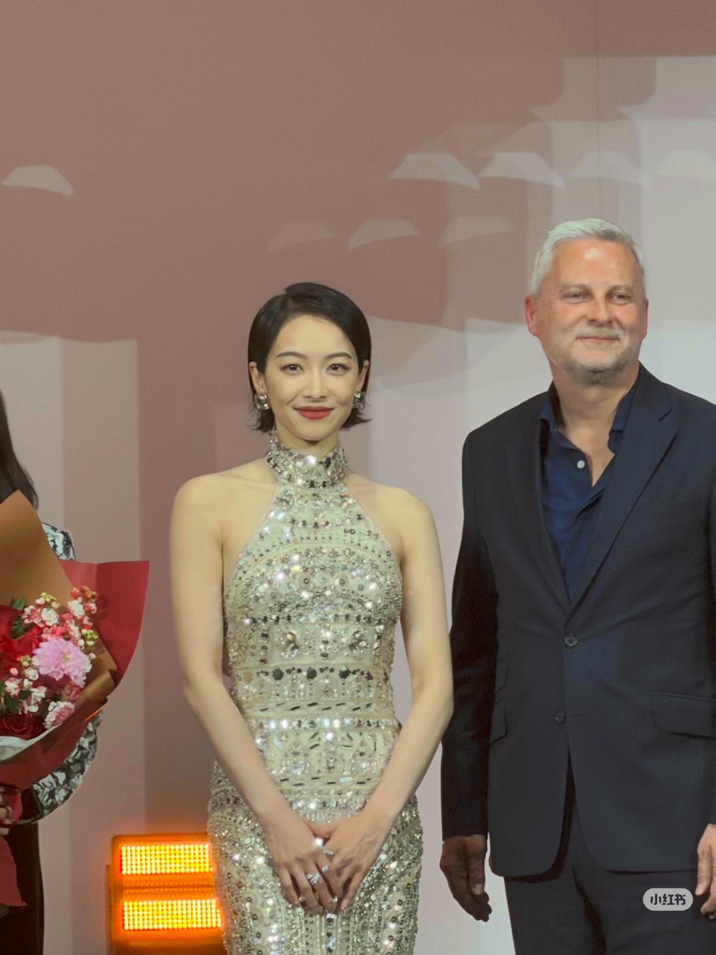 欧莱雅年会上的宋茜，茜好明媚大气 